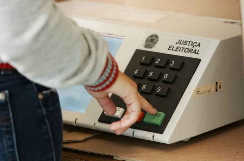 licitação atrasada impede empresa vencedora de entregar urnas eletrônicas a tempo